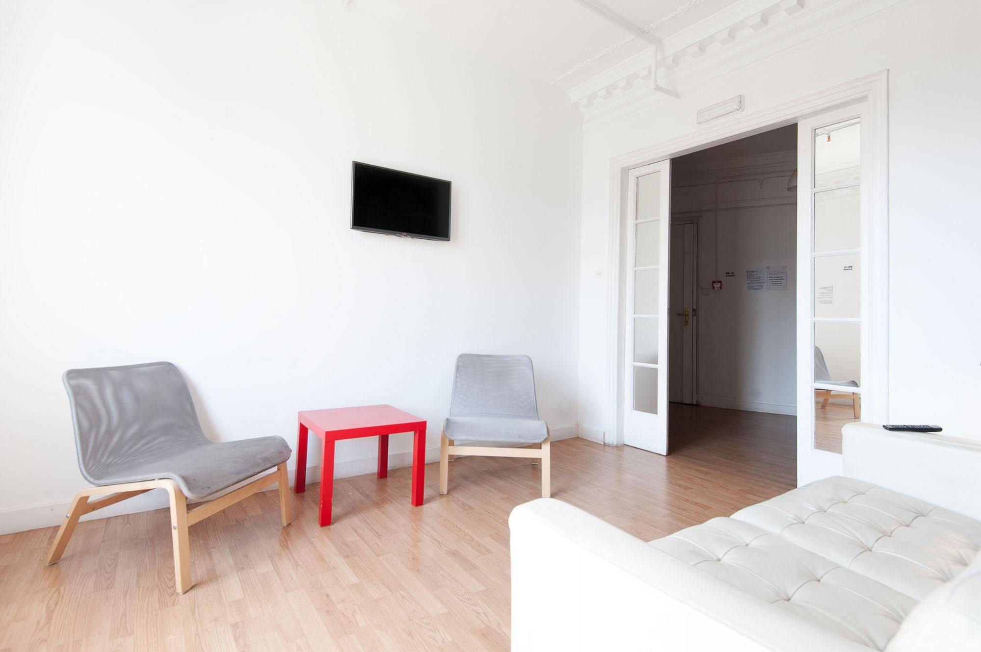 Wow Hostel Барселона Екстериор снимка