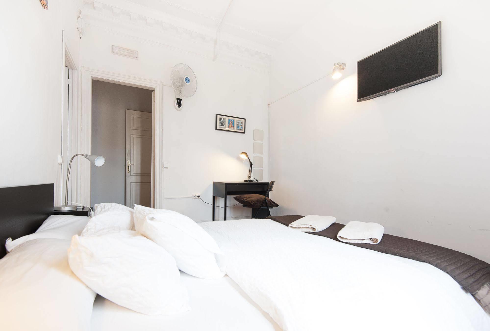 Wow Hostel Барселона Екстериор снимка