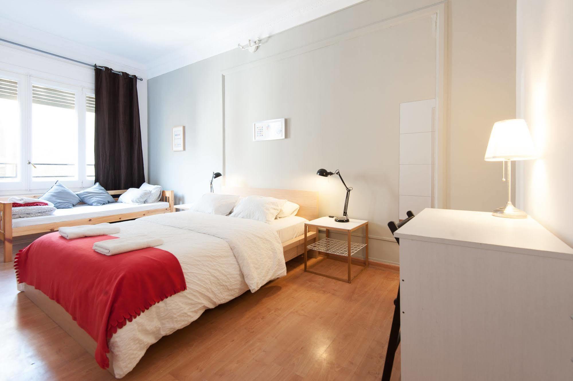 Wow Hostel Барселона Екстериор снимка