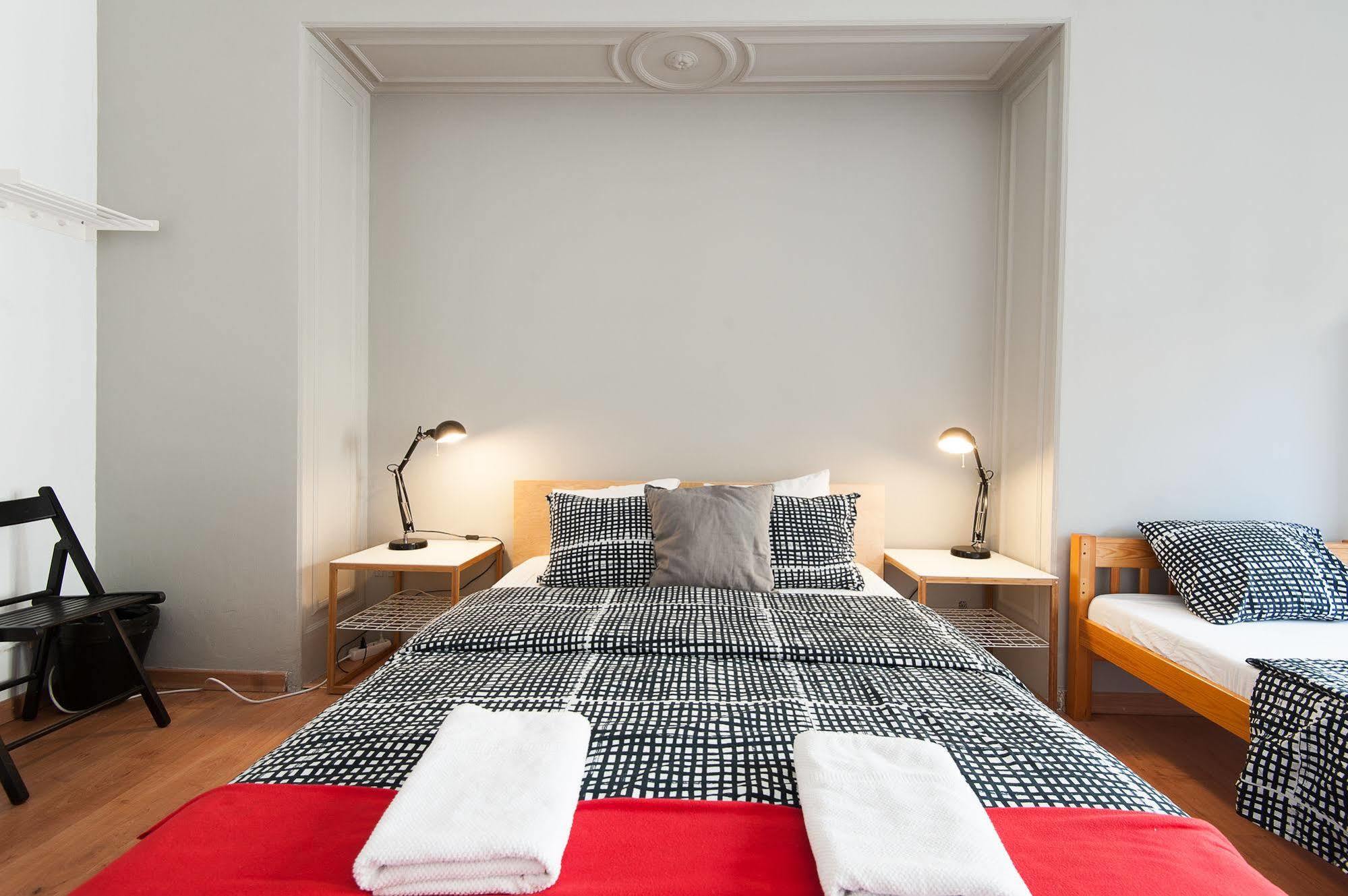Wow Hostel Барселона Екстериор снимка