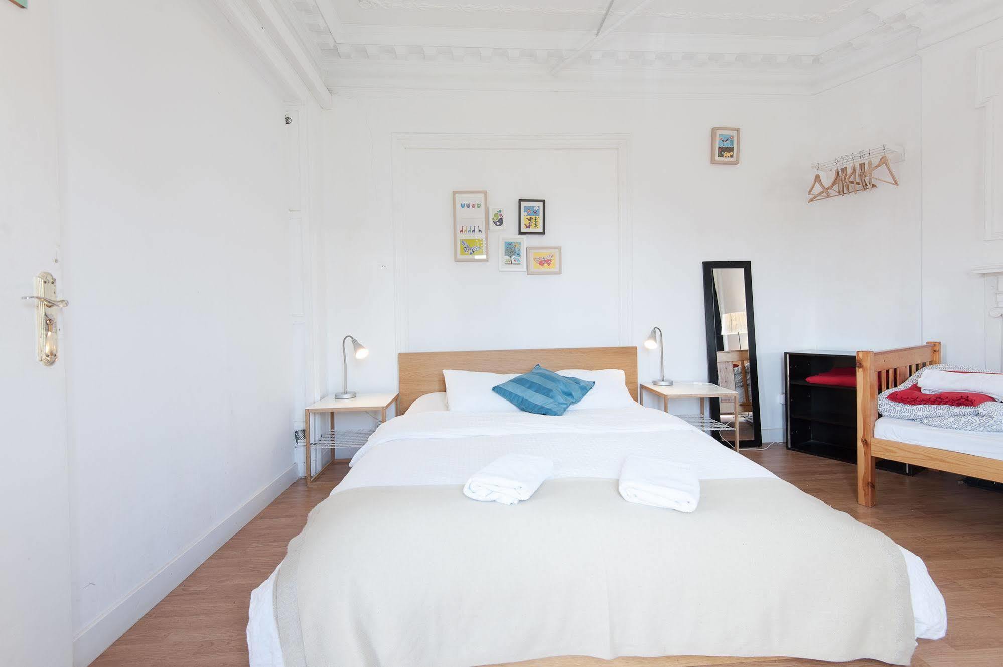Wow Hostel Барселона Екстериор снимка